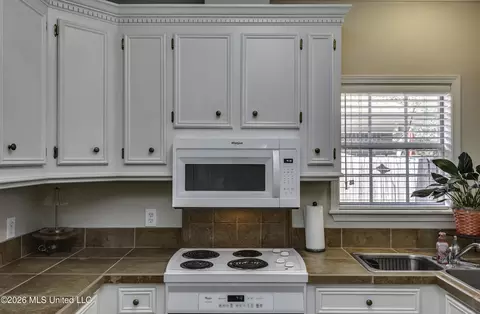 Kitchen - 138 Chestnut Dr, Brandon, MS 39047 photo 4 of 7