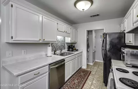 Kitchen - 441 Mockingbird Cir, Brandon, MS 39047 photo 1 of 6