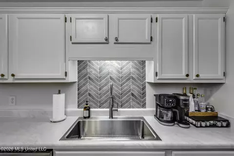 Kitchen - 441 Mockingbird Cir, Brandon, MS 39047 photo 4 of 6