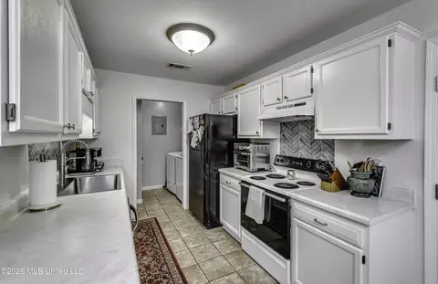 Kitchen - 441 Mockingbird Cir, Brandon, MS 39047 photo 2 of 6