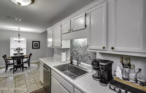 Kitchen - 441 Mockingbird Cir, Brandon, MS 39047 photo 6 of 6