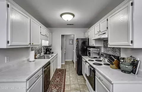 Kitchen - 441 Mockingbird Cir, Brandon, MS 39047 photo 3 of 6