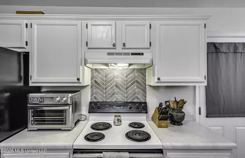 Kitchen - 441 Mockingbird Cir, Brandon, MS 39047 photo 5 of 6