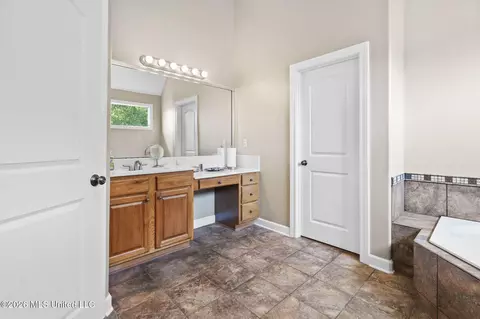 Bath - 2830 S Manning Cir, Nesbit, MS 38651 photo 2 of 4