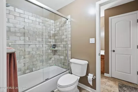Bath - 2830 S Manning Cir, Nesbit, MS 38651 photo 3 of 4