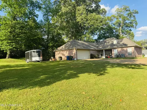 Exterior - 8 Audubon Pl, Natchez, MS 39120 photo 3 of 6