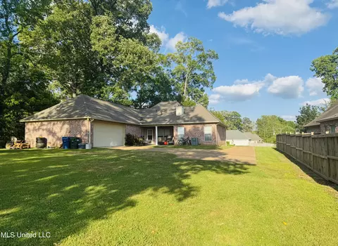 Exterior - 8 Audubon Pl, Natchez, MS 39120 photo 4 of 6