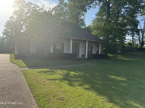 Exterior - 8 Audubon Pl, Natchez, MS 39120 photo 2 of 6