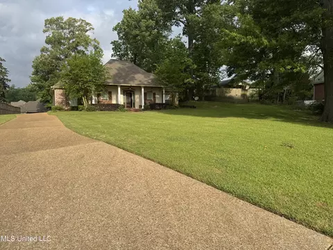 Exterior - 8 Audubon Pl, Natchez, MS 39120 photo 1 of 6