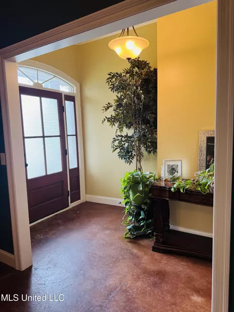 Entry Way - 8 Audubon Pl, Natchez, MS 39120 photo 2 of 3