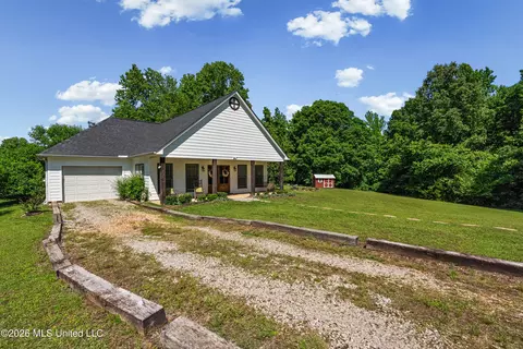 227 Christian College Rd, Senatobia, MS 38668