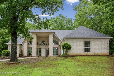 10120 N Cypress Lake Dr, Olive Branch, MS 38654