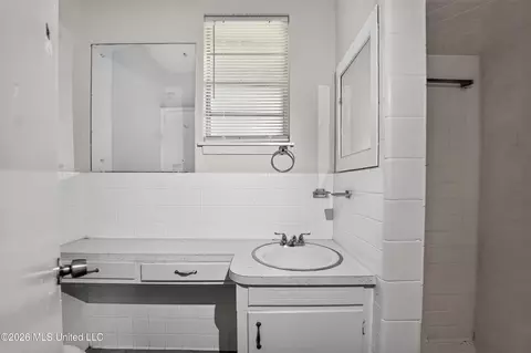 Bath - 305 Broadmoor Dr, Jackson, MS 39206 photo 3 of 5