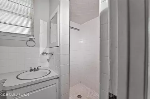 Bath - 305 Broadmoor Dr, Jackson, MS 39206 photo 4 of 5