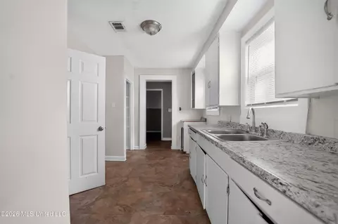 Entry Way - 305 Broadmoor Dr, Jackson, MS 39206 photo 1 of 2