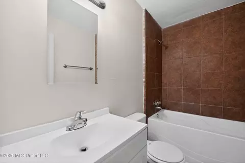 Bath - 5656 Plemon St, Jackson, MS 39206 photo 3 of 9
