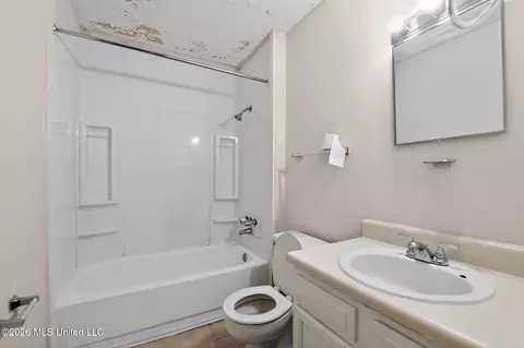 Bath - 1704 Brookhollow Cir, Jackson, MS 39212 photo 1 of 2