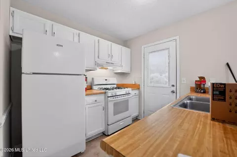 Kitchen - 1704 Brookhollow Cir, Jackson, MS 39212 photo 1 of 2