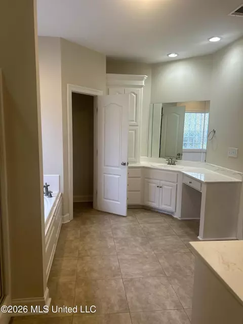 Bath - 304 Riverton Ct, Byram, MS 39272 photo 3 of 7