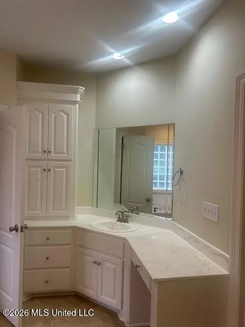 Bath - 304 Riverton Ct, Byram, MS 39272 photo 1 of 5