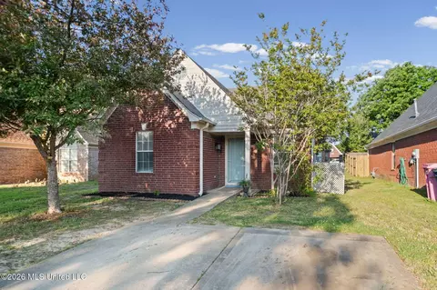 8240 Cross Point Dr, Olive Branch, MS 38654