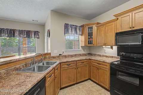 Kitchen - 932 Gates St, Hernando, MS 38632 photo 3 of 4