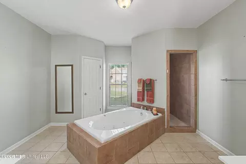 Bath - 932 Gates St, Hernando, MS 38632 photo 2 of 4