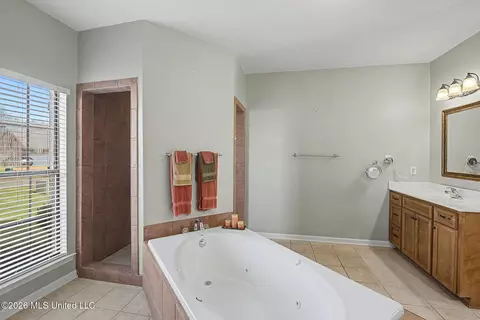 Bath - 932 Gates St, Hernando, MS 38632 photo 3 of 4