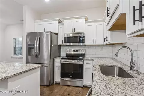 Kitchen - 2150 Watson Vw, Nesbit, MS 38651 photo 2 of 2