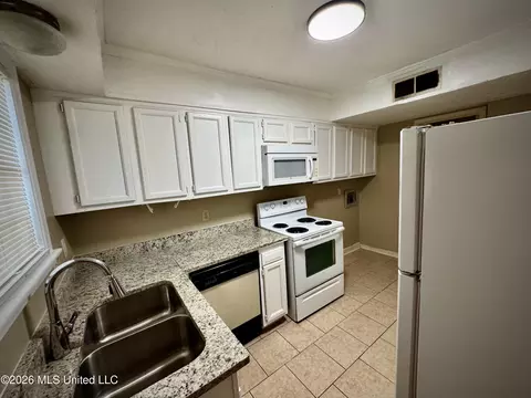 Kitchen - 11011102 Jamestown Way, Jackson, MS 39211 photo 2 of 3