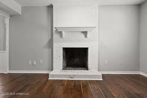 Living - 11011102 Jamestown Way, Jackson, MS 39211 photo 3 of 4