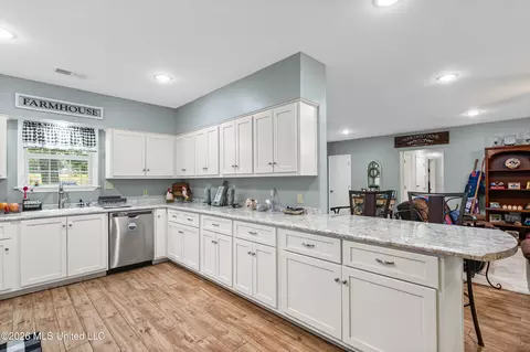 Kitchen - 6759 Trinity Dr, Hernando, MS 38632 photo 2 of 3