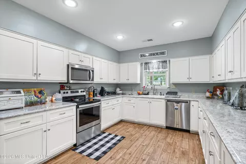 Kitchen - 6759 Trinity Dr, Hernando, MS 38632 photo 3 of 3