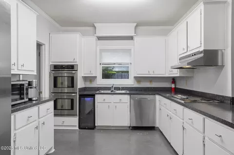 Kitchen - 5422 River Thames Rd, Jackson, MS 39211 photo 2 of 4