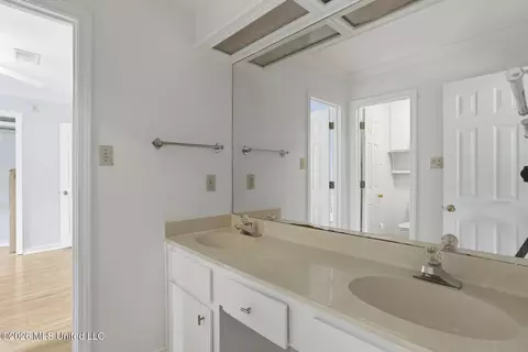Bath - 5422 River Thames Rd, Jackson, MS 39211 photo 4 of 5