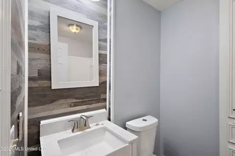 Bath - 548 Vineland Dr, Jackson, MS 39212 photo 1 of 1