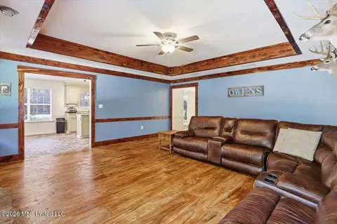 Living - 602 Treeline Dr, Brandon, MS 39042 photo 2 of 4