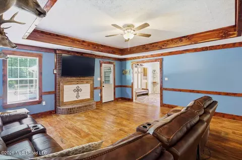 Living - 602 Treeline Dr, Brandon, MS 39042 photo 3 of 4