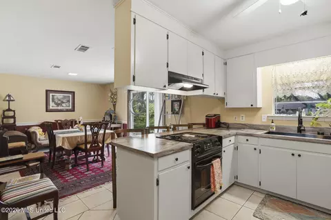 Kitchen - 221 Saint Augustine Dr, Madison, MS 39110 photo 3 of 3
