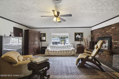 Living - 221 Saint Augustine Dr, Madison, MS 39110 photo 1 of 3