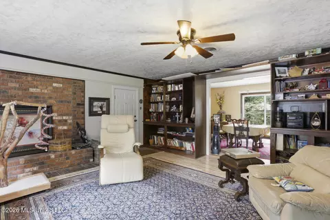 Living - 221 Saint Augustine Dr, Madison, MS 39110 photo 2 of 3