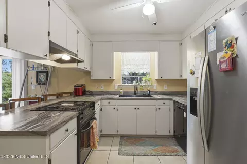 Kitchen - 221 Saint Augustine Dr, Madison, MS 39110 photo 2 of 3