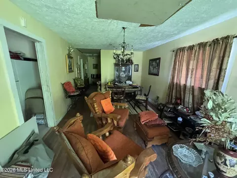 910 Summit St, Mccomb, MS 39648 photo 3
