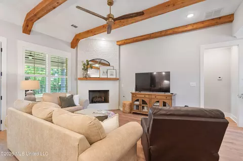 Living - 1626 Ashtons Ln, Hernando, MS 38632 photo 1 of 2
