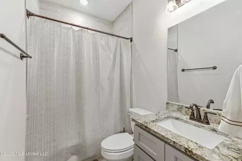 Bath - 1441 Clair Cir, Hernando, MS 38632 photo 1 of 2