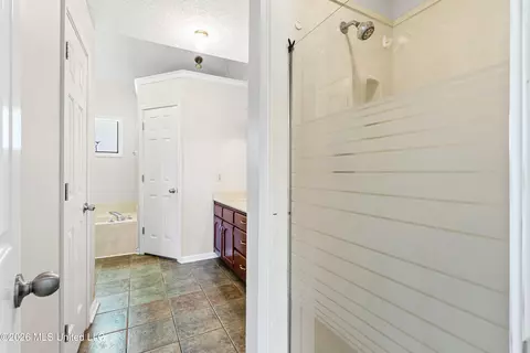 Bath - 121 Keestone Dr, Senatobia, MS 38668 photo 2 of 4