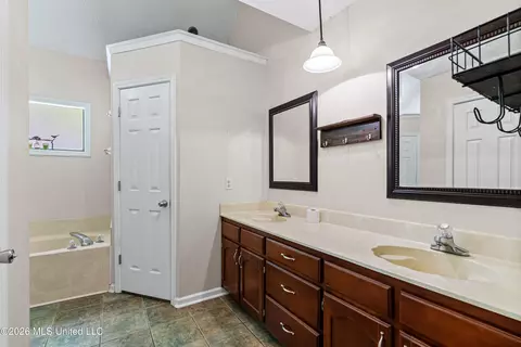 Bath - 121 Keestone Dr, Senatobia, MS 38668 photo 3 of 4