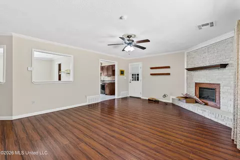 Living - 121 Keestone Dr, Senatobia, MS 38668 photo 3 of 3