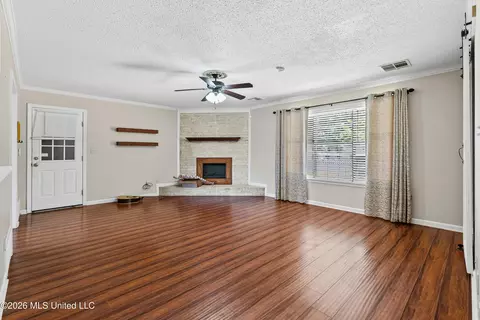 Living - 121 Keestone Dr, Senatobia, MS 38668 photo 2 of 3