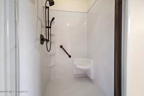 Bath - 136 Mccullough Ln, Flora, MS 39071 photo 5 of 10